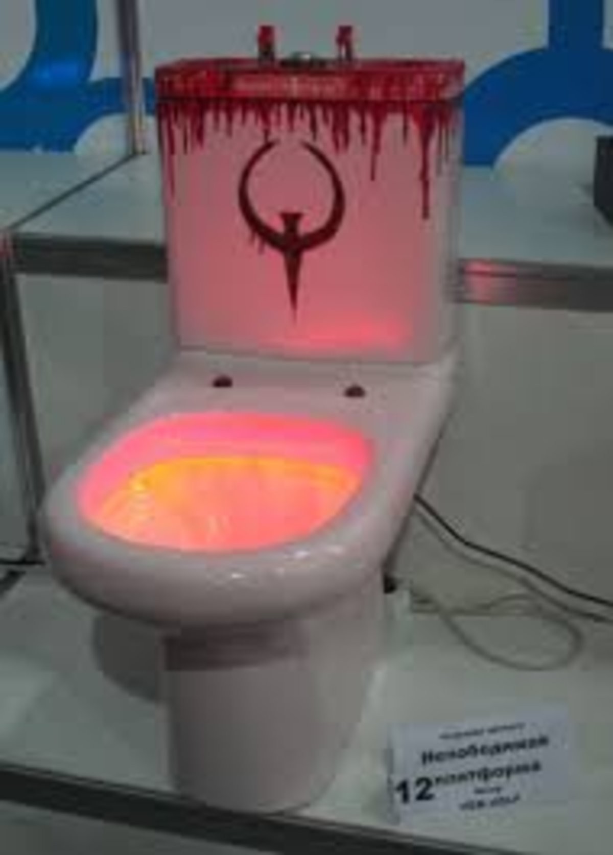 красный стул в туалете
